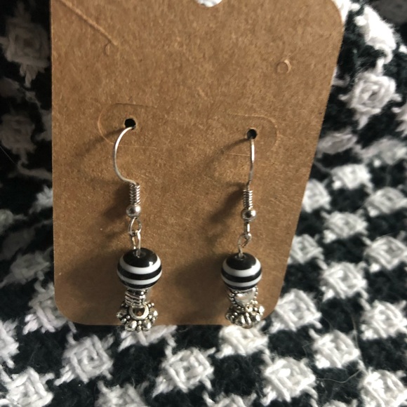 Handmade black&white bead, silver heart earrings - Picture 3 of 3